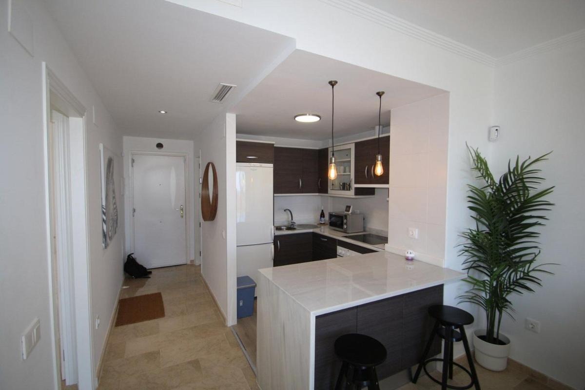 Small Oasis Nelson Mandela Apartment With Sea View, Two Bedrooms, Parking, Terrace And Pool Манилва Екстериор снимка