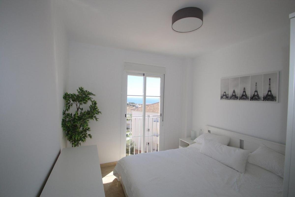 Small Oasis Nelson Mandela Apartment With Sea View, Two Bedrooms, Parking, Terrace And Pool Манилва Екстериор снимка