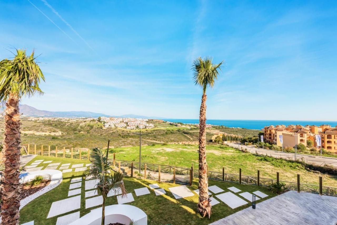 Small Oasis Nelson Mandela Apartment With Sea View, Two Bedrooms, Parking, Terrace And Pool Манилва Екстериор снимка