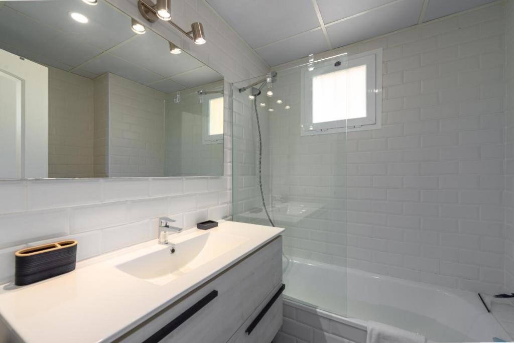 Small Oasis Nelson Mandela Apartment With Sea View, Two Bedrooms, Parking, Terrace And Pool Манилва Екстериор снимка