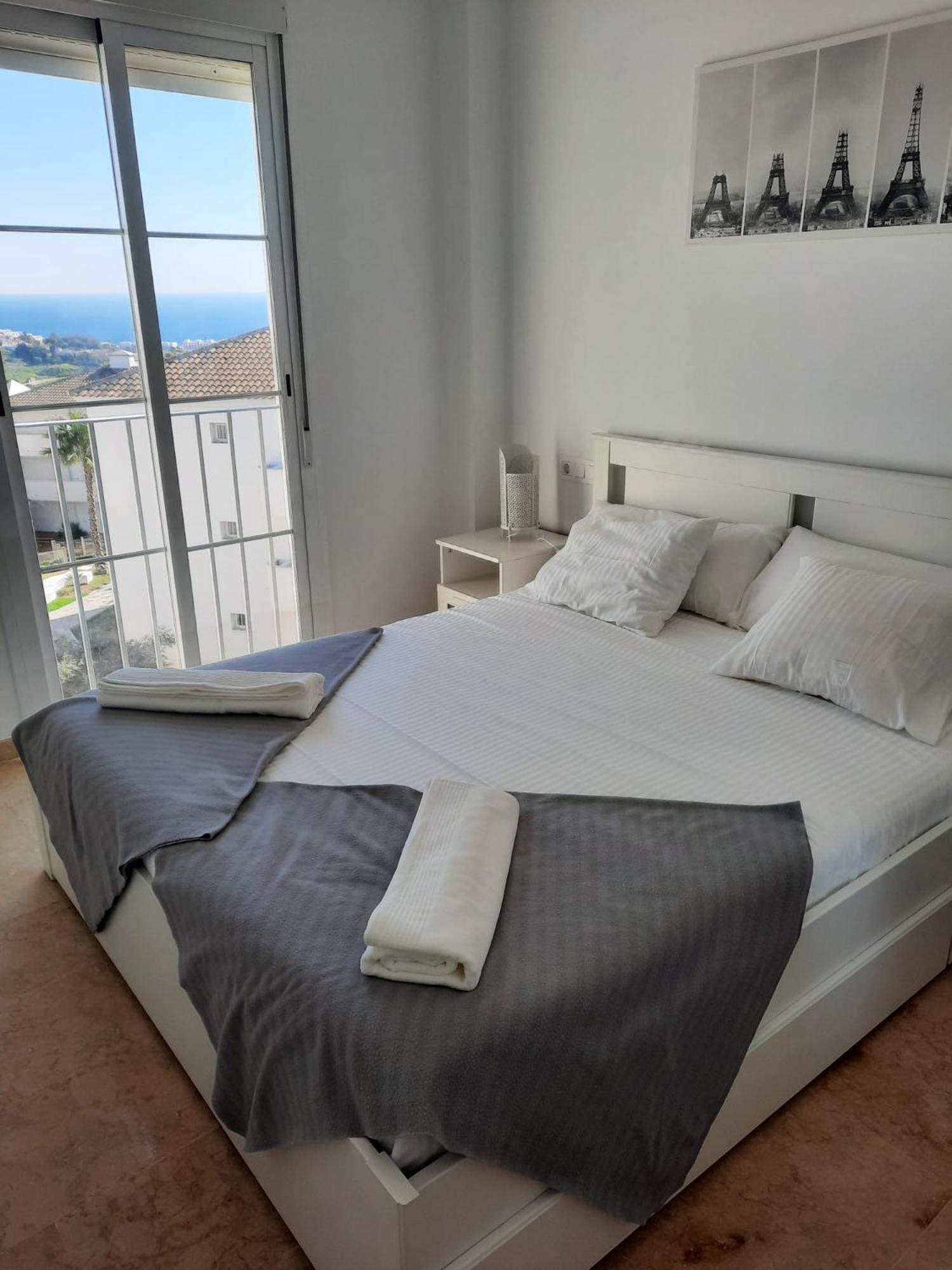 Small Oasis Nelson Mandela Apartment With Sea View, Two Bedrooms, Parking, Terrace And Pool Манилва Екстериор снимка