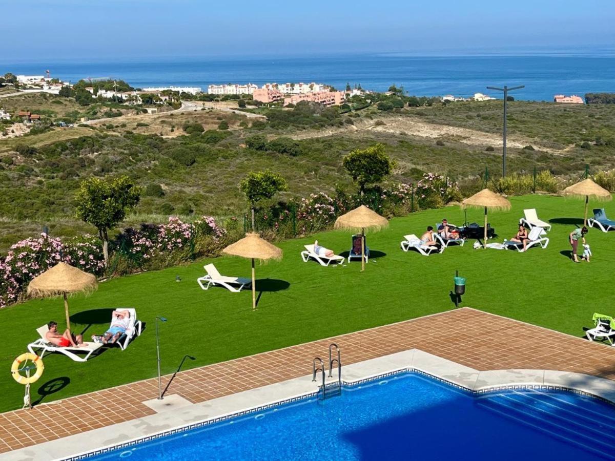 Small Oasis Nelson Mandela Apartment With Sea View, Two Bedrooms, Parking, Terrace And Pool Манилва Екстериор снимка
